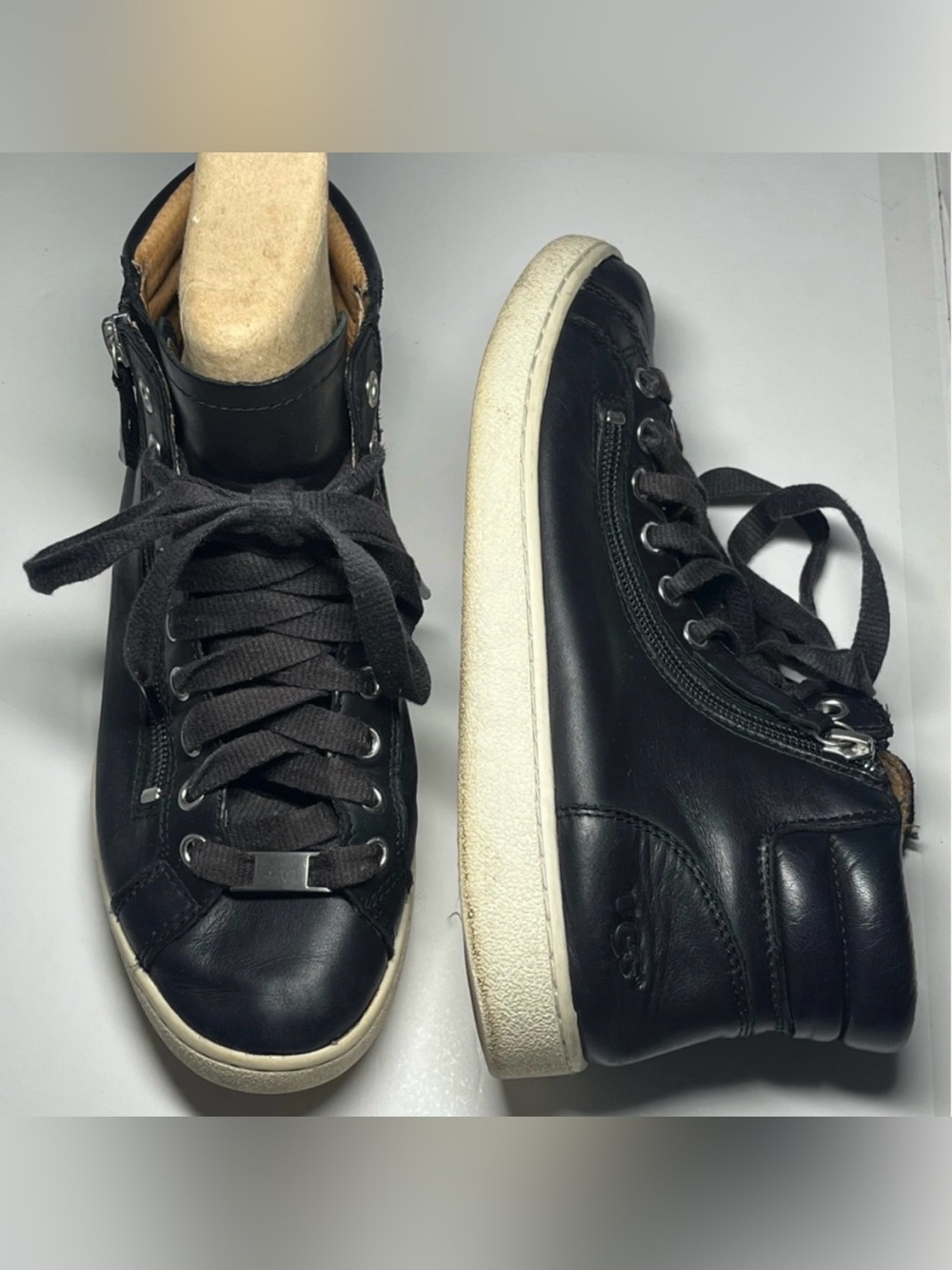 UGG 7.5 Women’s Olive Sneaker Black High Top Zipper Lace Up Comfort Lifestyle